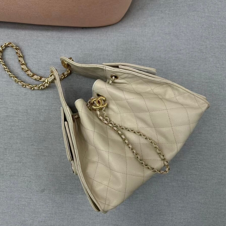 CHANEL 25C Vintage Drawstring Hobo Bag – Original Pebbled Calfskin with Gold Hardware