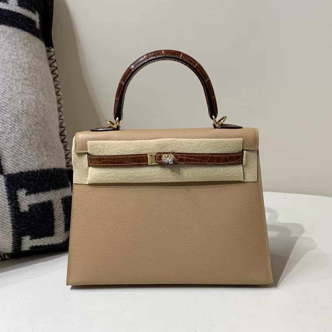 Hermès Kelly 25 Touch Sellier Biscuit Epsom and Shiny Alligator with Gold Hardware