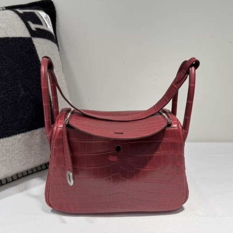 Hermès Lindy 26 Matte Niloticus Crocodile Garnet Red / Silver Hardware